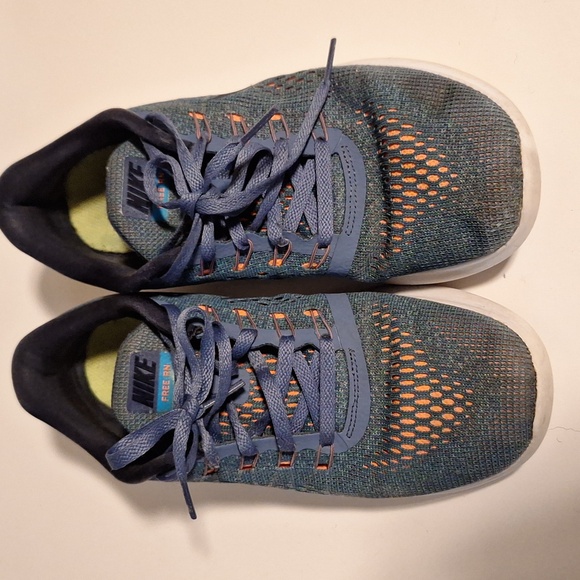 Nike shoes - Picture 2 of 4